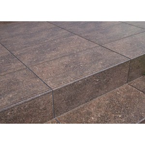 Brązowe cokoły i stopnice t.b.t. do schodów zewnętrznych z żebrowaną krawędzią.