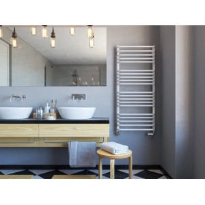 Biały grzejnik t.b.t. w nowoczesnej łazience. Grzejnik łazienkowy, suszarka do ręczników.