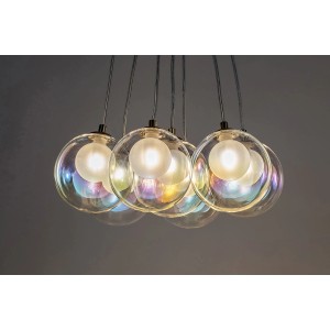 Nowoczesna lampa wisząca z wieloma połyskującymi szklanymi kulami. Lampa wisząca do stylowego oświetlenia.