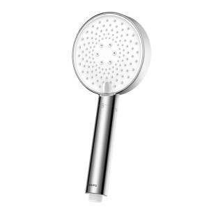 Chromowana słuchawka prysznicowa z okrągłą główką do prysznica.