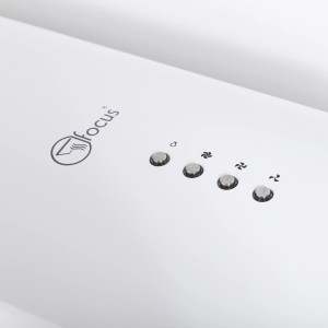 Zbliżenie białego okapu wyspowego z przyciskami sterującymi.