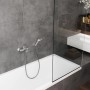 Nawannowa bateria jednouchwytowa Hansgrohe Vernis Blend chromowana na wannie z parawanem nawannowym.