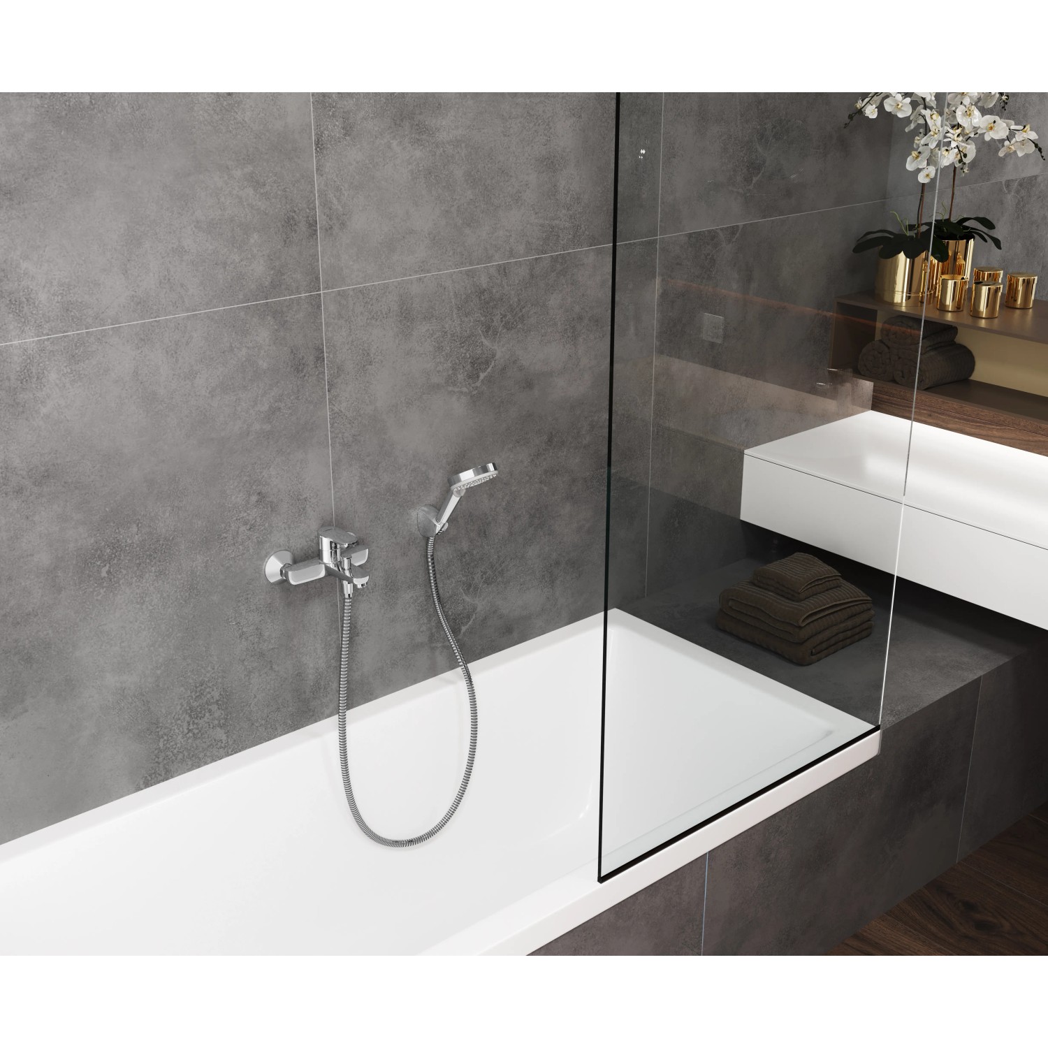 Nawannowa bateria jednouchwytowa Hansgrohe Vernis Blend chromowana na wannie z parawanem nawannowym.