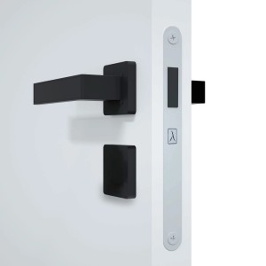 Czarny klamka do drzwi wewnętrznych z kwadratowym uchwytem na białych drzwiach.