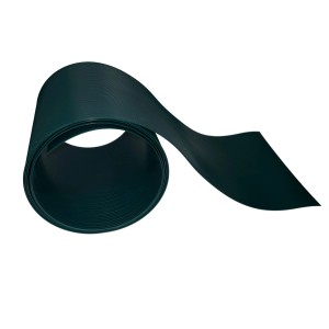 Zrolowana zielona mata osłonowa na ogrodzenia.