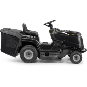 Czarny traktorek do trawy Alpina AT4 84 A z koszem, widok z boku.