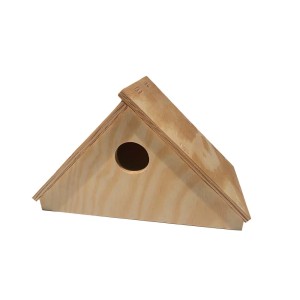 Drewniany karmnik dla ptaków o trójkątnym kształcie do ogrodu.