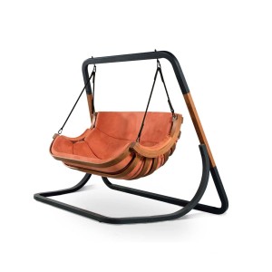 Wolnostojąca huśtawka ogrodowa z pomarańczowym siedziskiem i czarną ramą.