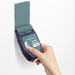 Wałek z turkusową farbą do ścian do wyboru koloru. Kolorowe farby do ścian.