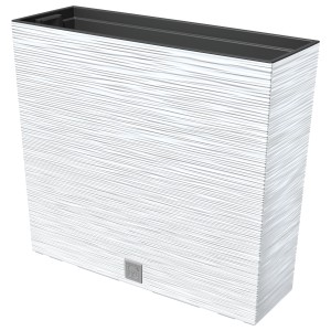 Prostokątna, biała skrzynka na kwiaty t.b.t. z poziomą strukturą linii.