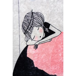 Dywan z krótkim włosiem z motywem dziewczynki śpiącej na różowej poduszce.