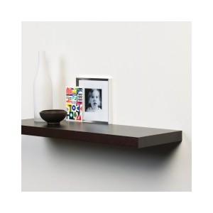 Półka ścienna w kolorze hebanu (60x25 cm) z dekoracjami na białej ścianie.