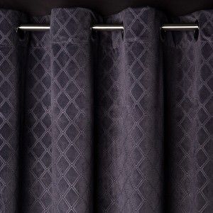 Ciemnoszara zasłona z geometrycznym wzorem w romby i zawieszeniem na przelotki.