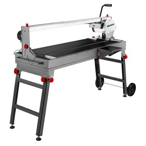Szara maszyna do cięcia glazury ze stołem i kółkami do transportu.