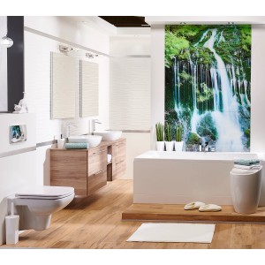 Nowoczesna łazienka z umywalką, wanną i WC w jasnym drewnianym dekorze i muralem z wodospadem.