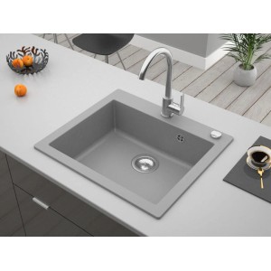 Szary zlewozmywak granitowy t.b.t. z baterią w nowoczesnej kuchni.