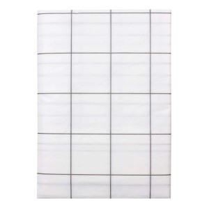 Biały obrus t.b.t. z delikatnym wzorem w kratę.