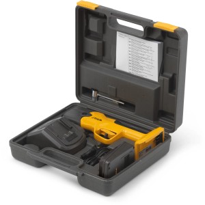 Akumulatorowe nożyce do gałęzi Stiga SC 100 w walizce z akumulatorem i ładowarką.