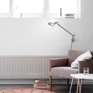 Salon z fotelem, lampą i grzejnikiem. Przytulna atmosfera.