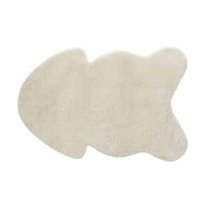 Beżowy, nieregularny dywan z długim włosiem.