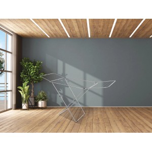 Srebrna suszarka skrzydłowa Kolibri, rozłożona w pokoju. Suszarka na pranie o długości suszenia 18 m.