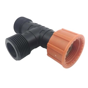 Trójnik do nawadniania podziemnego, czarny z pomarańczowym złączem śrubowym.