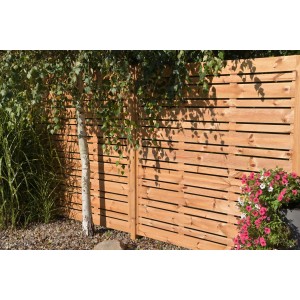 Drewniany płot t.b.t. z poziomymi listwami i roślinami w ogrodzie.