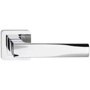 Chromowana klamka do drzwi t.b.t. z kwadratową rozetą.