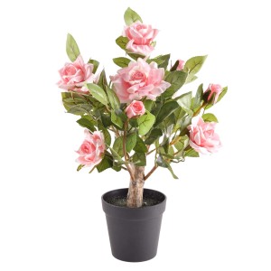Sztuczna róża t.b.t. w doniczce, różowe kwiaty i zielone liście.