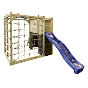 Plac zabaw t.b.t. z siatką wspinaczkową, zjeżdżalnią i drewnianą drabinką.