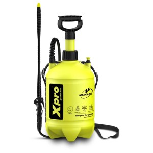 Żółty opryskiwacz ogrodowy z pompką i paskiem do noszenia.