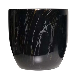 Czarna osłonka na doniczkę z efektem marmuru do roślin domowych.