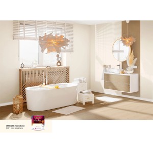 Łazienka w kolorze kości słoniowej z farbą do ścian t.b.t.. Wanna, umywalka i dekoracje w harmonijnej kolorystyce.