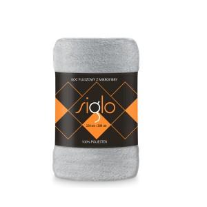 Szary koc polarowy t.b.t., zwinięty. Idealny jako narzuta lub pled na sofę.