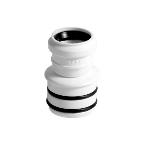 Biała przedłużka syfonu z czarnymi pierścieniami uszczelniającymi.