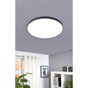 Czarna, okrągła lampa sufitowa t.b.t. Plafony z białym polem świetlnym na szarym suficie.