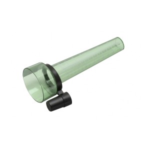 Zielony plastikowy deszczomierz z uchwytem do pomiaru opadów w ogrodzie.