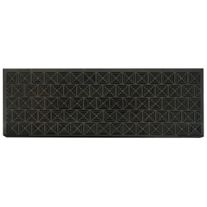 Czarna wycieraczka z kwadratowym wzorem.