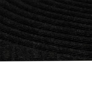 Czarna wycieraczka t.b.t. o prążkowanej strukturze.