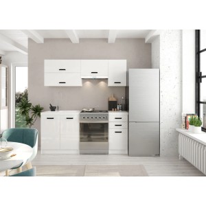 Nowoczesny biały zestaw mebli kuchennych z szafkami wiszącymi, zlewem, kuchenką i lodówką. Idealny do małych przestrzeni.