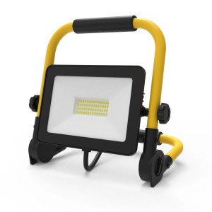 Lampa robocza LED z żółtą ramą i czarnym uchwytem.