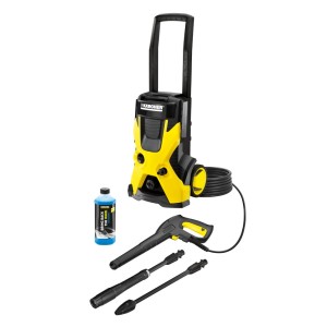 Żółta myjka ciśnieniowa z akcesoriami, takimi jak dysze i detergent.