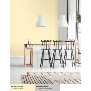 Pokój dzienny z pastelową żółtą farbą na ścianie. Kolorowe farby do ścian.