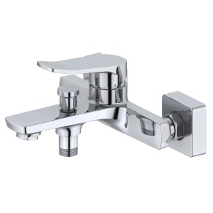 Chromowana bateria wannowa t.b.t. do montażu ściennego.