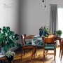 Pokój dzienny z szarą farbą do ścian (t.b.t.) i drewnianym stołem z dekoracją.