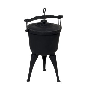 Czarny grill kociołkowy z pokrywą i trzema nogami.