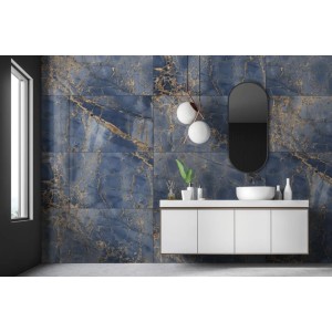 Niebieskie płytki podłogowe z efektem marmuru w łazience.