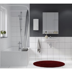 Łazienka z przepływowym ogrzewaczem wody t.b.t., wanną, umywalką i szafką z lustrem.