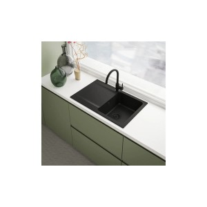 Czarny zlewozmywak granitowy t.b.t. z baterią na białym blacie.