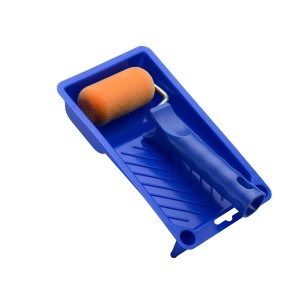 Niebieski zestaw do malowania: kuweta i wałek do równomiernego nakładania.